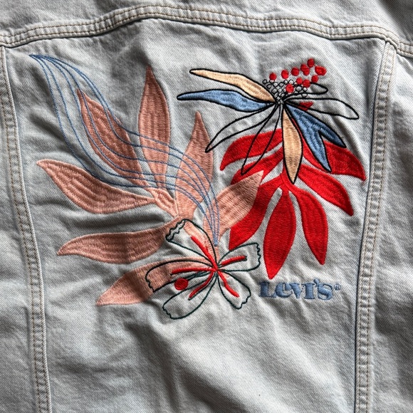 NWT Levi's Light Blue Denim Jacket with Red and Pink Embroidery - Picture 2 of 7